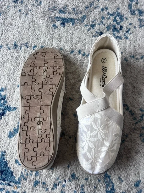 White Floral Embroidered Slip-On Flats - Picture 4 of 8